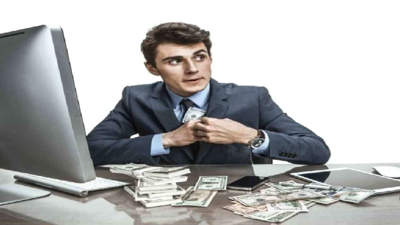 مأمورانی که با علم به ارتکاب  قاچاق از تعقیب شخص امتناع می‌کنند در حکم مختلس هستند